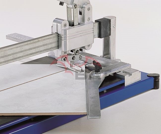 Použití řezačky na obklady a dlažbu je velice jednoduché a rychlé.